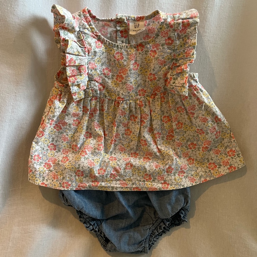 Gap Baby Girl 2 Piece Top and Bloomer set -18-24 Months